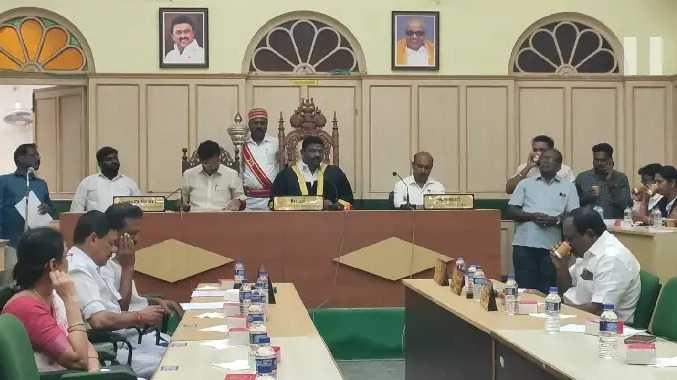 கும்பகோணம் மாமன்ற கூட்டத்தில் ஆளுநருக்கு எதிராக தீர்மானம்