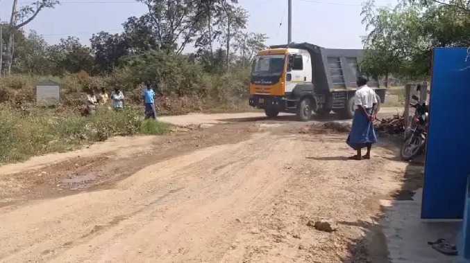 கல்குவாரி லாரிகளை சிறைபிடித்து மக்கள் சாலை மறியல்