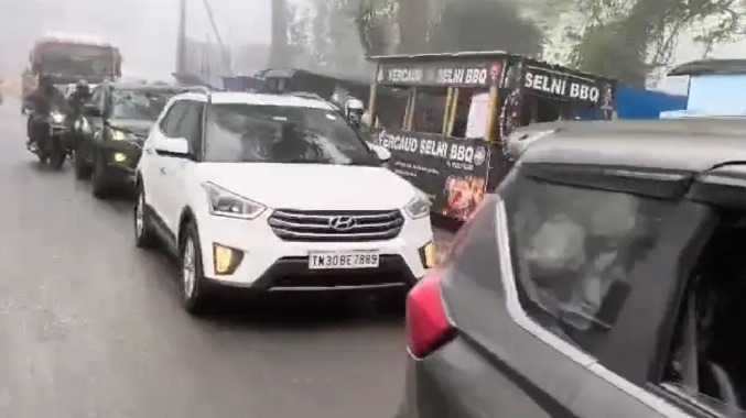 ஏற்காட்டில் சாரல் மழையுடன் கூடிய கடும் பனிமூட்டம்