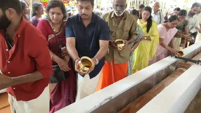 38 அடி கொடிமரத்தை 32 வகை மூலிகை எண்ணெயில் ஊற வைத்தனர்