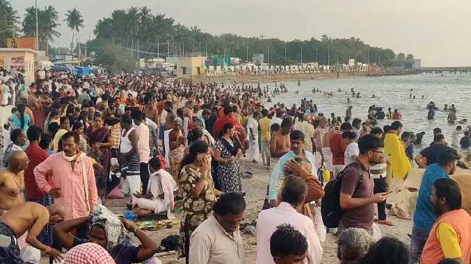 ராமேஸ்வரம் ராமநாதசாமி கோவிலில் குவிந்த பக்தர்கள்