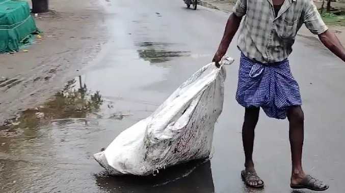 சீர்காழி நகராட்சியில் பழுதான குப்பை வாகனங்கள்
