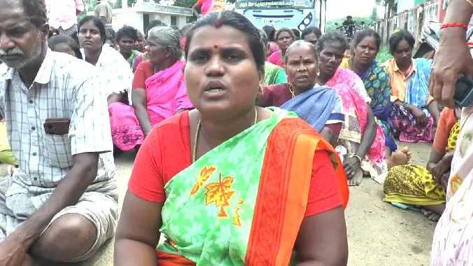 கல்குவாரியை மூடக்கோரி பொதுமக்கள் சாலைமறியல்
