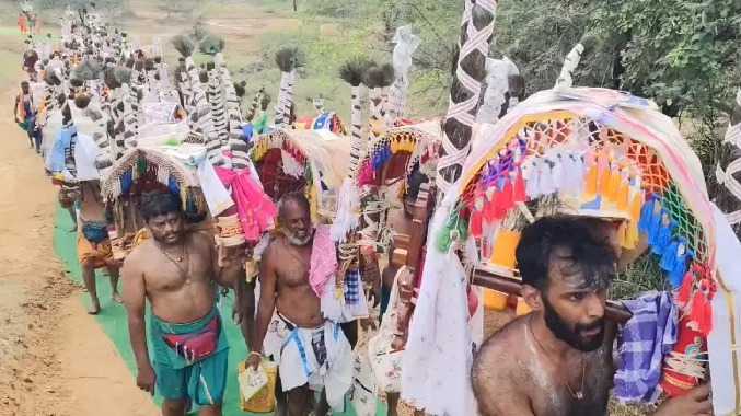 சிவகங்கையில் காவடி சுமந்து பழநிக்கு புறப்பட்ட நகரத்தார்