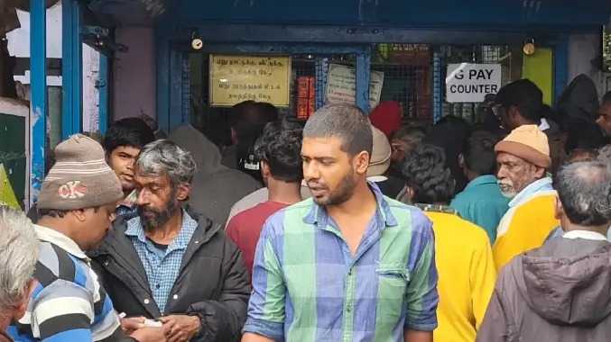 குன்னூரில் டாஸ்மாக் கடையில் குவிந்த மதுப் பிரியர்கள்