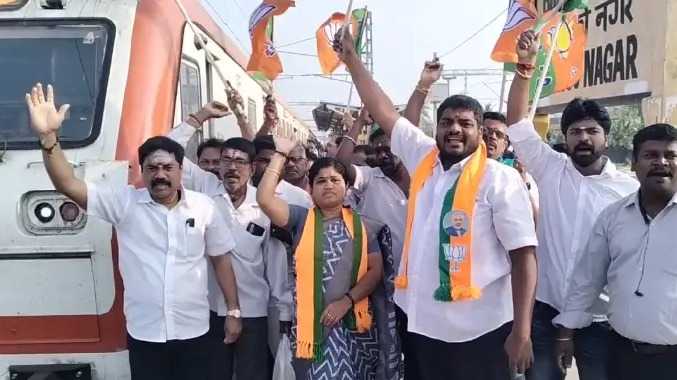 விம்கோ புறநகர் ரயில் நிலையத்தில் நின்ற அதி விரைவு ரயில்