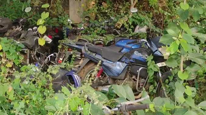 போலீசாரால் பறிமுதல் செய்யப்பட்ட வாகனங்கள்
