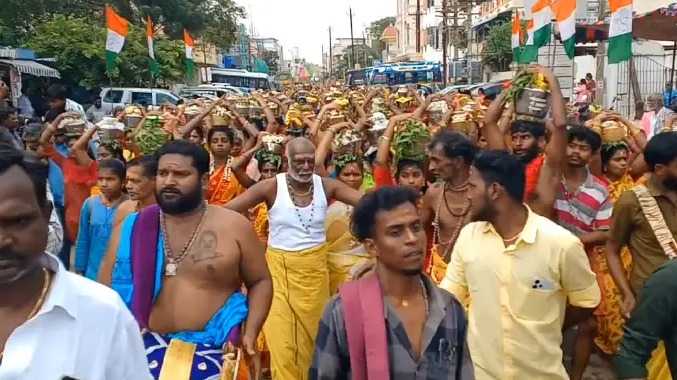 பத்ரகாளியம்மன் கோவில் தீமிதி திருவிழா - காவடி ஊர்வலம்