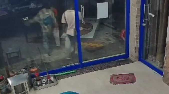 பாட்டிலில் பெட்ரோல் கேட்டு போதை இளைஞர்கள் ரகளை