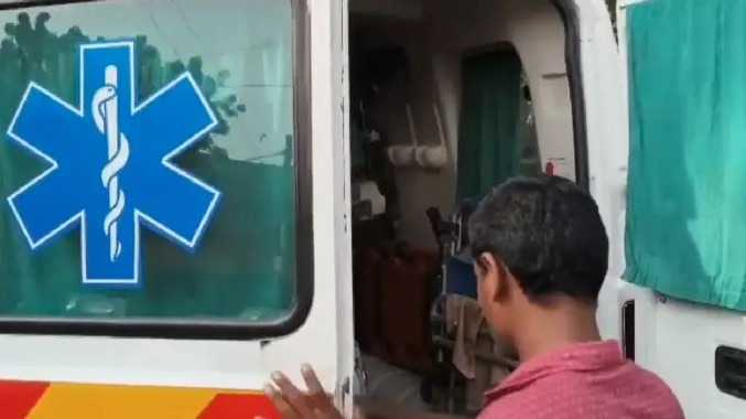 பிழைப்புக்காக சாலையோரம் வித்தை காட்டிய சிறுவன்