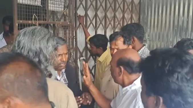 தமிழ்நாடு டாஸ்மாக் கடைக்கு ஆந்திர அதிகாரிகள் சீல் வைப்பு