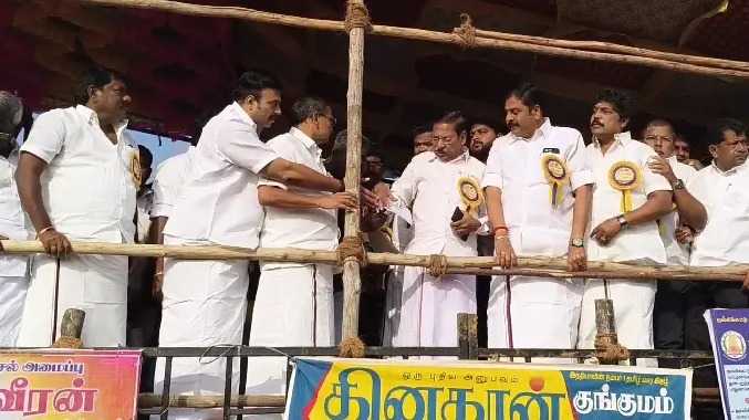 குமாரபாளையத்தில் ஜல்லிக்கட்டு ; சீறிப்பாய்ந்த காளைகள்