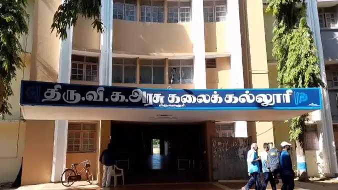 கல்லூரி வகுப்பறையில் மது அருந்திய மாணவிகள்
