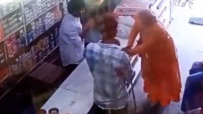 சாமியார் வேடத்தில் வந்து கைவரிசை காட்டிய மூதாட்டி