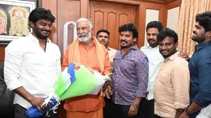 முன்னாள் அமைச்சரின் பிரச்சார பிரிவு தலைவருக்கு தருமஅடி