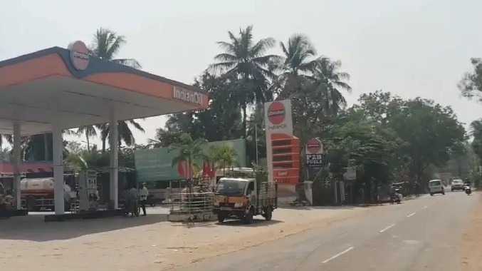 மதுபோதையில் கண்ணாடி பாட்டிலில் பெட்ரோல் கேட்டு தகராறு