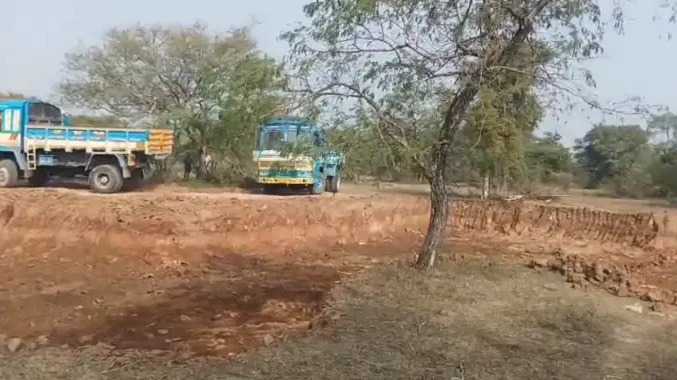 பொதுப்பணித்துறைக்கு சொந்தமான ஏரியில் மண் வெட்டியெடுப்பு