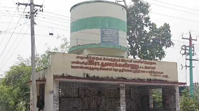 பழைய மேல்நிலை நீர்த்தேக்க தொட்டி பழுதடைந்ததால் சிரமம்