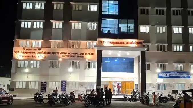 மதுபோதையில் பள்ளி மாணவிகளை கிண்டல் செய்த இளைஞர்கள்