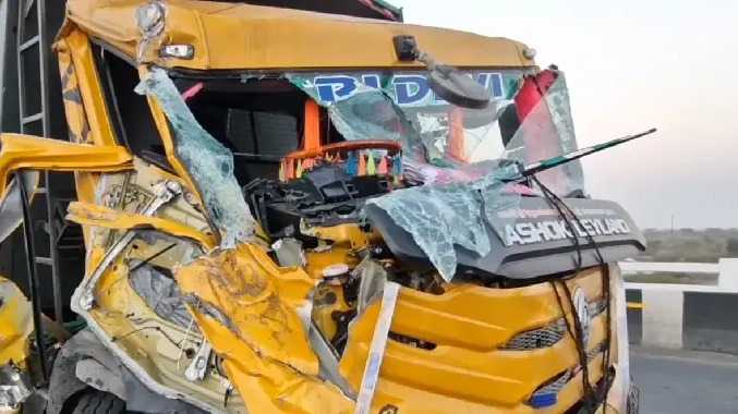 மேம்பாலத்தில் இரு லாரிகள் நேருக்கு நேர் மோதி விபத்து