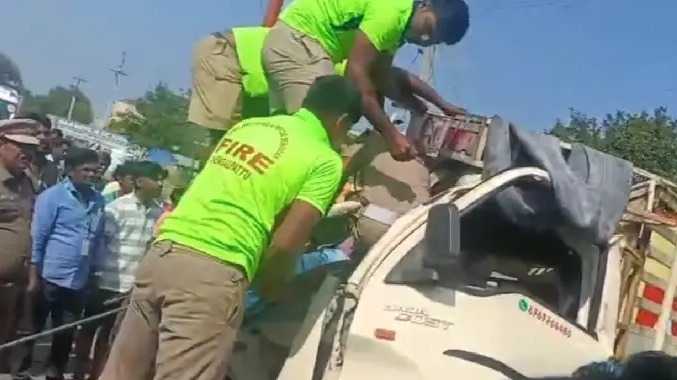 அரசு பேருந்து டயர் வெடித்து சரக்கு வேனின் மீது மோதியது