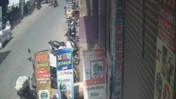 உடன்குடியில் நடந்து சென்ற வியாபாரி மீது மோதிய பைக்
