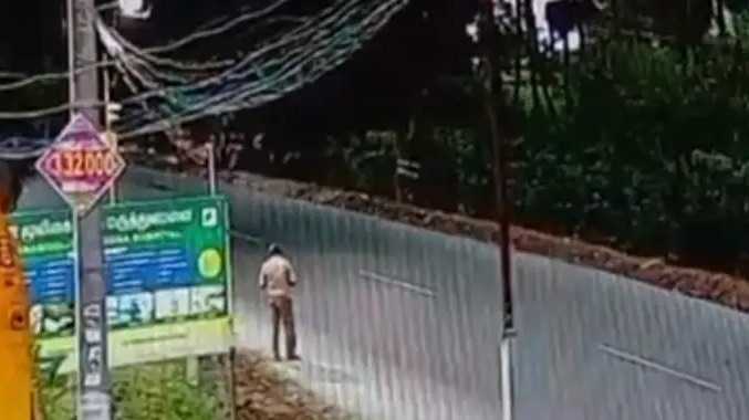 சாலையை கடக்க முயன்ற பைக், கார் மீது மோதி விபத்து