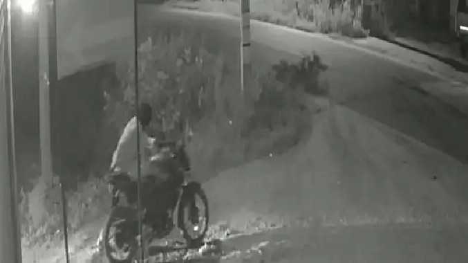 யமஹா ஷோரூமின்  வெளியே நிறுத்தப்பட்டிருந்த பைக் திருட்டு
