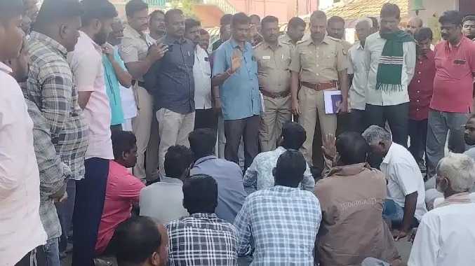 நீதிமன்ற உத்தரவின் பேரில் சுடுகாட்டின் சுற்றுச்சுவர் இடிப்பு