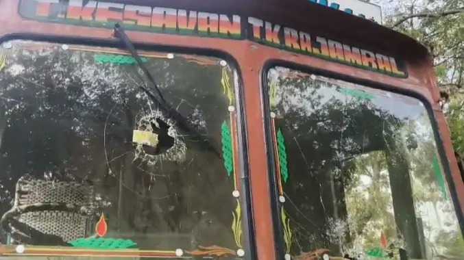 திருமண நிகழ்ச்சிக்காக பேனர் வைத்த இளைஞர்கள்