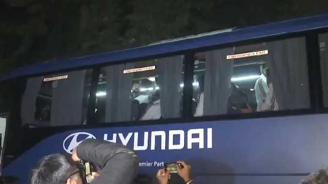 இந்திய கிரிக்கெட் வீரர்களுக்கு விருந்து கொடுத்த கம்பீர்