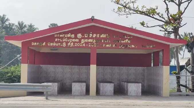 பயணியர் நிழற் குடைக்கு  திருடப்படும் மின்சாரம்