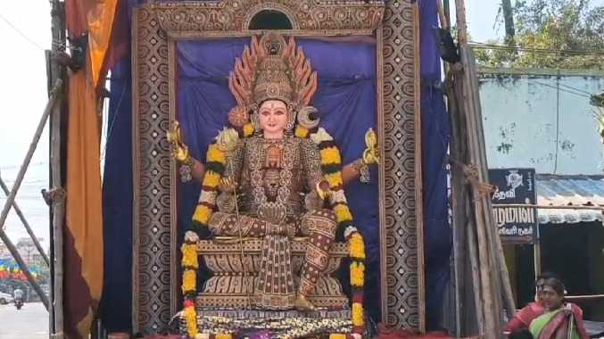 அம்மனுக்கு சிறப்பு அபிஷேகம்