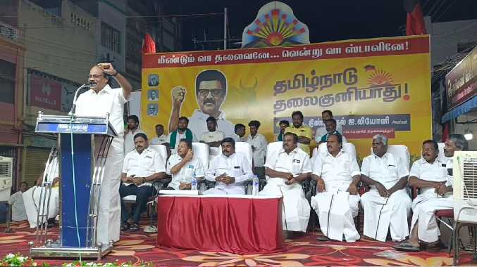 அரியருடன் உரிமையாக கேட்கும் பெண்கள்