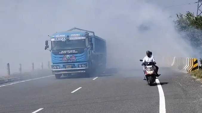 புறவழிச் சாலையோரம் கொட்டப்பட்டும் நகராட்சி குப்பைகள்