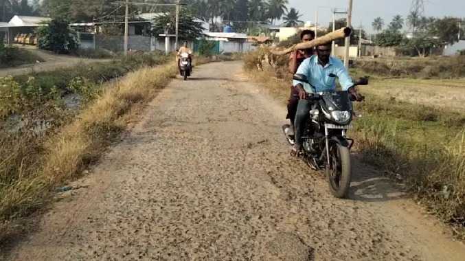 சாலையை சீரமைத்துத் தரக்கோரி பொதுமக்கள் ஆர்ப்பாட்டம்