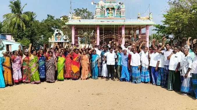 வட்டாட்சியரை கண்டித்து உய்யாலி குப்ப மீனவர்கள் போராட்டம்