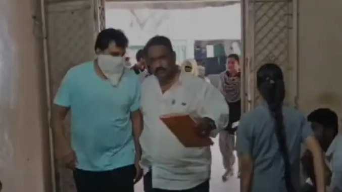மோசடி வழக்கில் கைதான அமைச்சரின் முன்னாள் உதவியாளர்