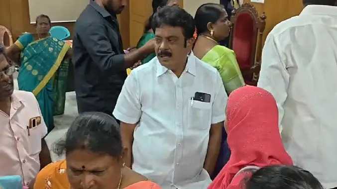 அனைத்து கவுன்சிலர்களும் வெளிநடப்பு - பாதியில் நின்ற கூட்டம்