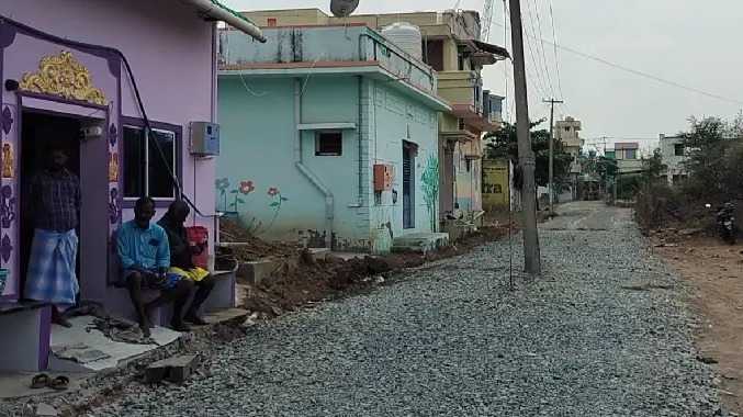 சாலை நடுவே உள்ள மின்கம்பத்தை அகற்றாமல் அலட்சியம்