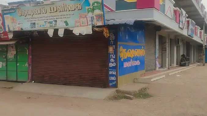 மன்னார்குடி அருகே வணிகர்கள் கடையடைப்பு போராட்டம்