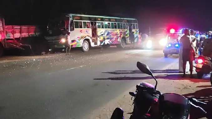 சாலையை கவனிக்காமல் கடக்க முயன்ற கல்லூரி மாணவன்