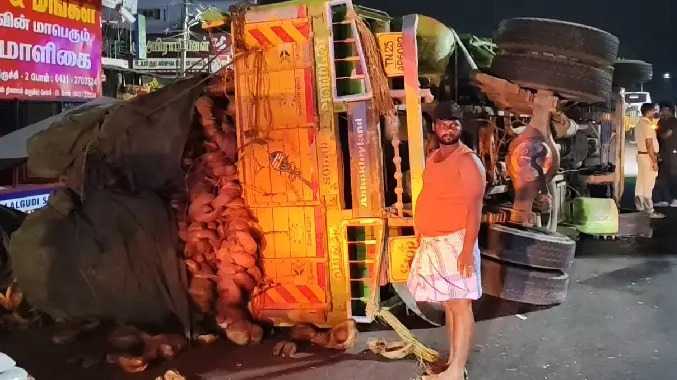 திருச்சியில் கட்டுப்பாட்டை இழந்து சாலையில் கவிழ்ந்த லாரி