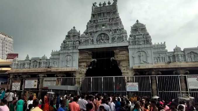 திருச்செந்தூரில் குவிந்த பக்தர்கள்