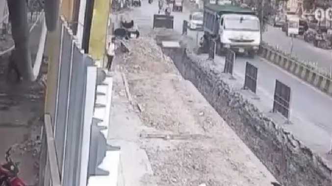 லாரி மோதி குழிக்குள் தூக்கி வீசப்பட்ட பைக்