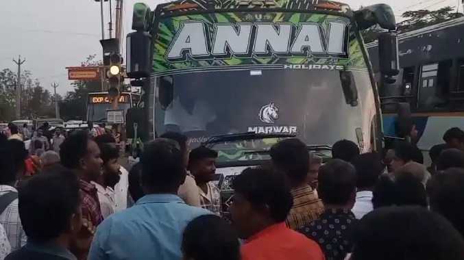 திருப்பூரில் பேருந்து வராததால் பொதுமக்கள் சாலை மறியல்