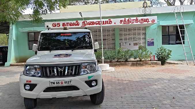 பள்ளி பேருந்து மீது மோதிய டிப்பர் லாரி