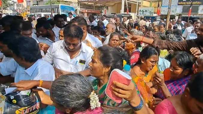 பொதுமக்கள் முண்டியடித்துக் கொண்டதால் தள்ளுமுள்ளு