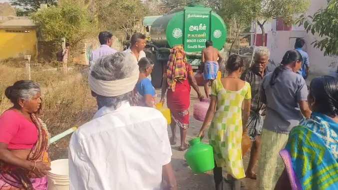ஒரு குடம் குடிநீருக்காக ஓடும் பொதுமக்கள்