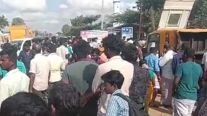 சத்திரக்குடியில் தனியார் பள்ளி வாகனம் கவிழ்ந்து விபத்து